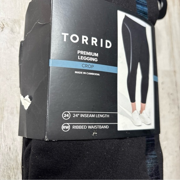 Torrid Premium Crop Leggings Foiled Deep Black
Size 4X (26) NWT! - Picture 12 of 15
